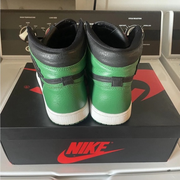 Jordan 1 High OG Pine Green 2.0 Size 10M - Picture 2 of 5